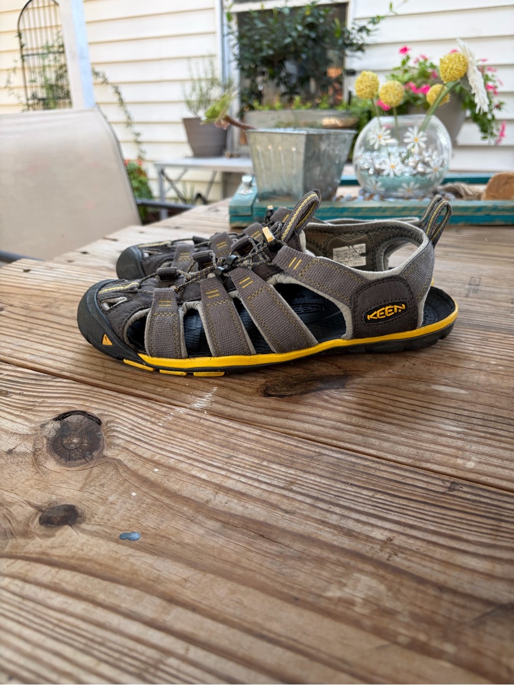KEEN Clearwater CNX Men’s 9 Gray Yellow Water Hiking Sandals 1009036